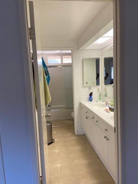 Building Photo - 5 Sandpebble