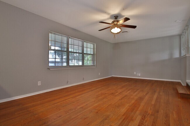 Building Photo - Large 3 bed/2 bath with BONUS ROOM in Yukon!