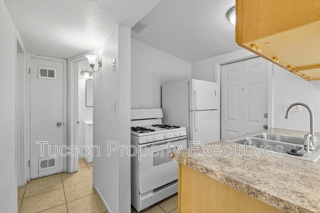 Building Photo - 1638 N Beverly Ave