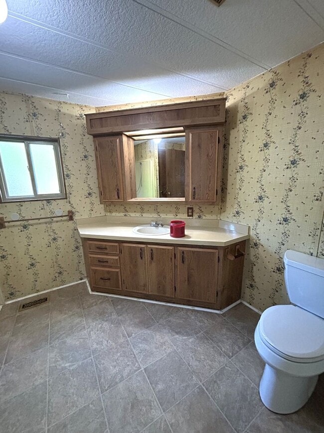 Building Photo - 2 bedroom 2 bath with large front & back y...