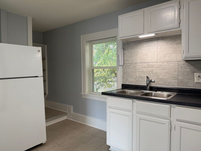 Building Photo - 1507 N Newton Ave