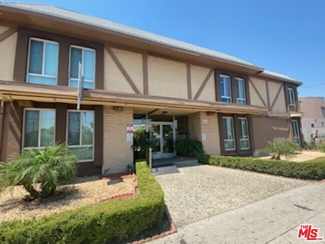 Building Photo - 7925 Vineland Ave
