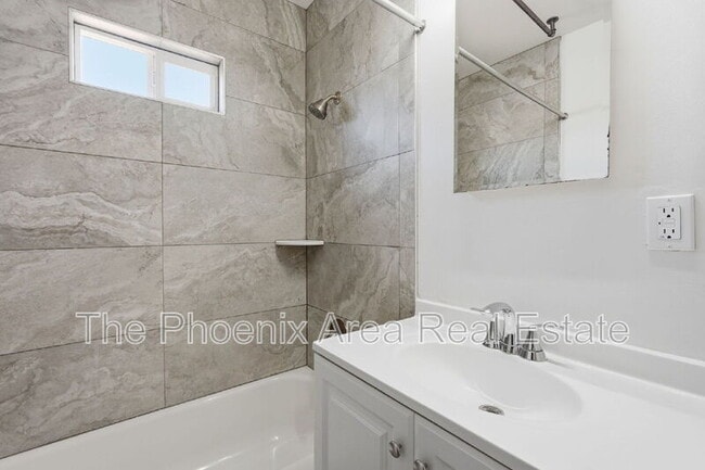 Building Photo - 2245 E Flower St