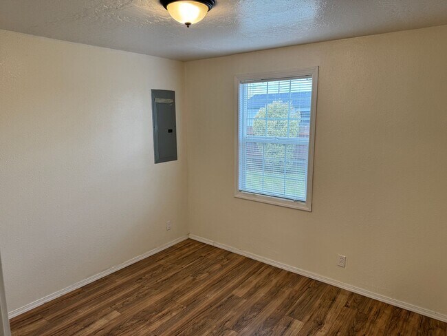 Building Photo - Updated 2 bedroom 1 bathroom house in Springfield!