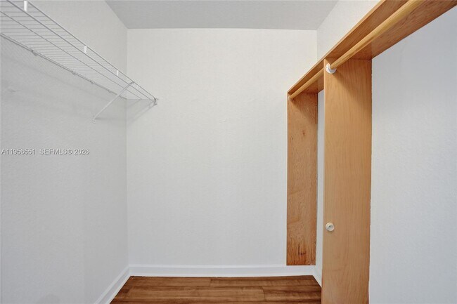 Building Photo - 5409 SW 41st St