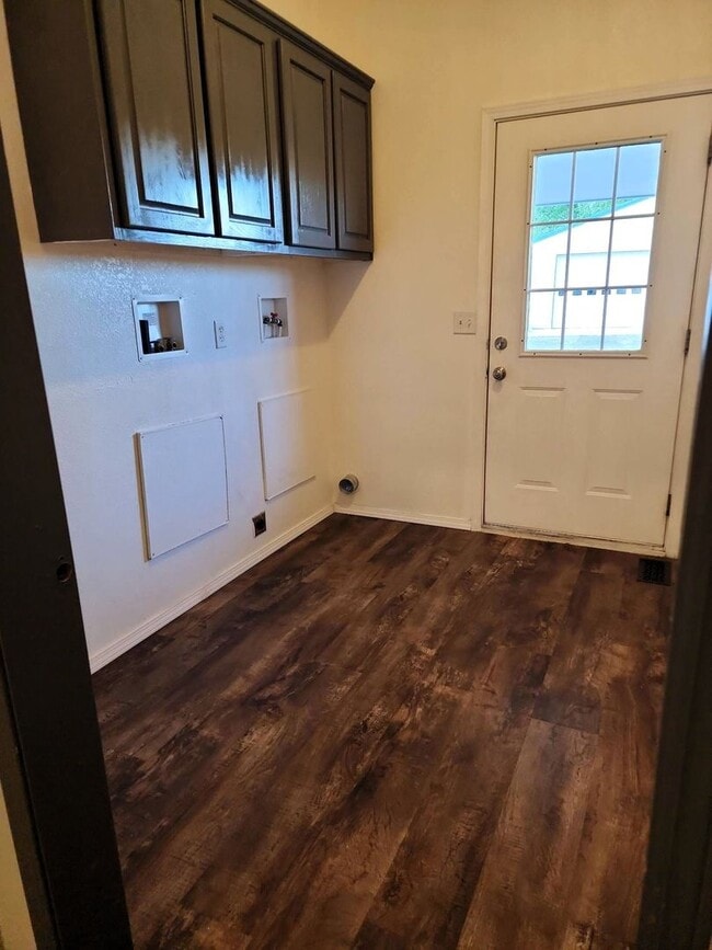 Building Photo - Spacious 3 Bed, 2 Bath Home with Shop & Stunning River Views – Clemans Addition