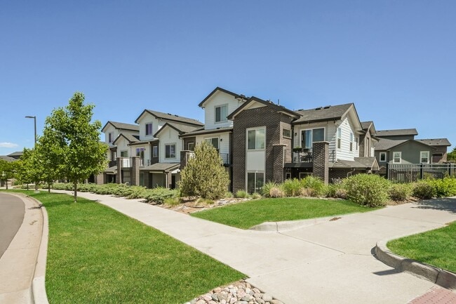 Building Photo - Beautiful 3 Bed, 2.5 Bath Townhome