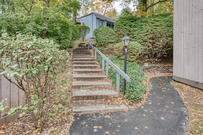 Building Photo - 10 Deepwood Dr