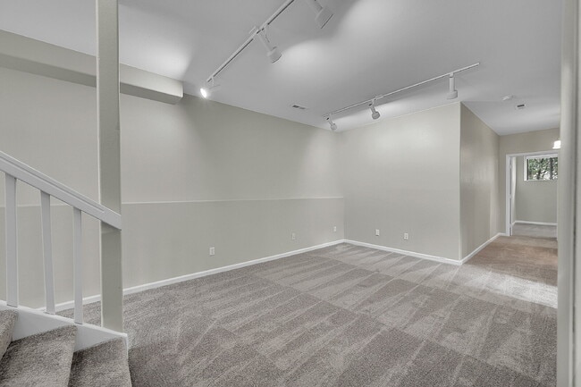 Building Photo - $2,490.95, 4 bed, 2.5 bath, located in Englewood