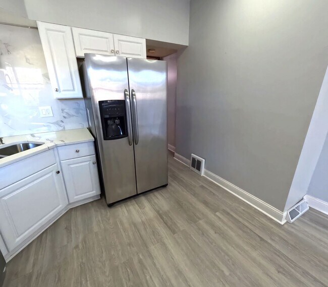 Building Photo - Exceptional single-family near UIC-DePaul University -North Park University