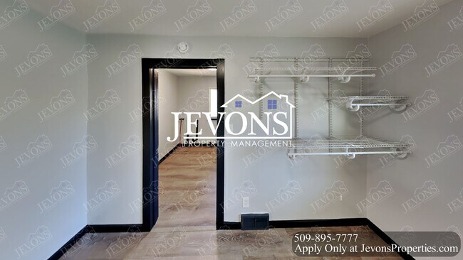 Building Photo - Embrace the cozy charms of this single-family home in Yakima's heart