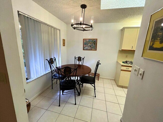 Building Photo - 10058 Laurelwood Pl