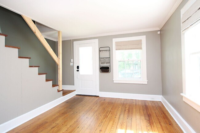 Building Photo - Charming Dog-Friendly Belmont Home
