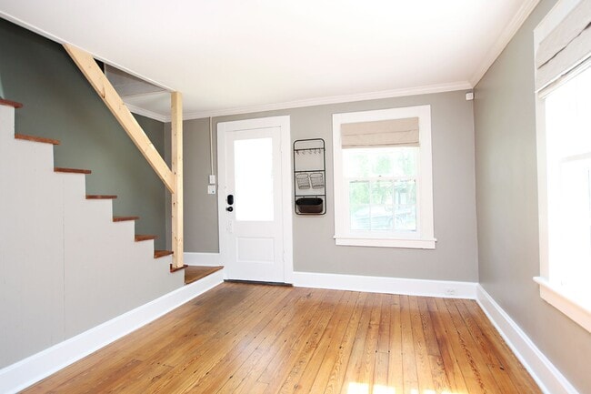 Building Photo - Charming Pet-Friendly Belmont Home