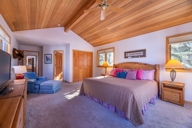 Building Photo - Attached garage! Beautiful views! Heart of...