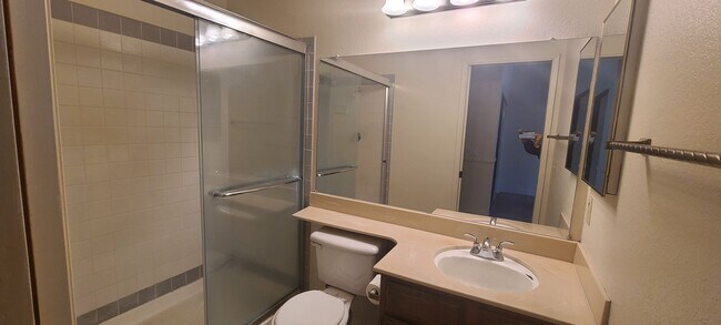 Building Photo - 3 Bedroom 2 Bathroom Home in Elk Grove