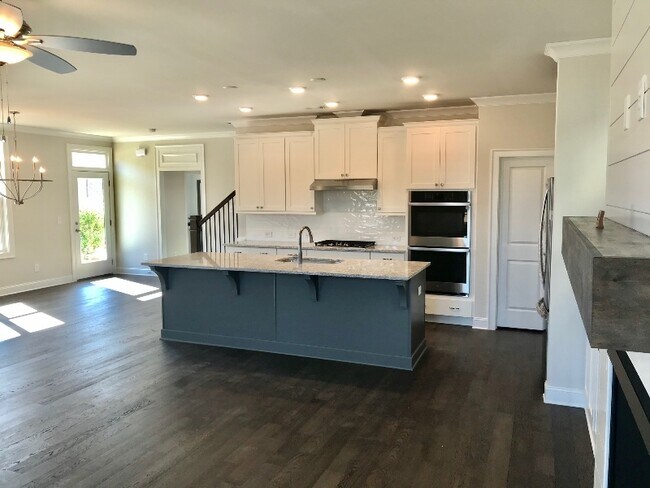 Building Photo - 570 Turlington Pl