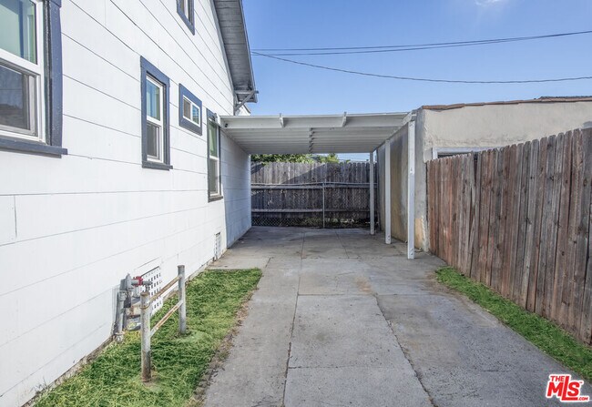 Building Photo - 4616 Rosewood Ave