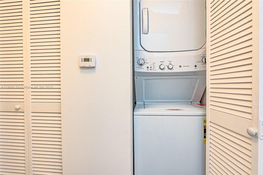 Building Photo - 321 NE 26th St