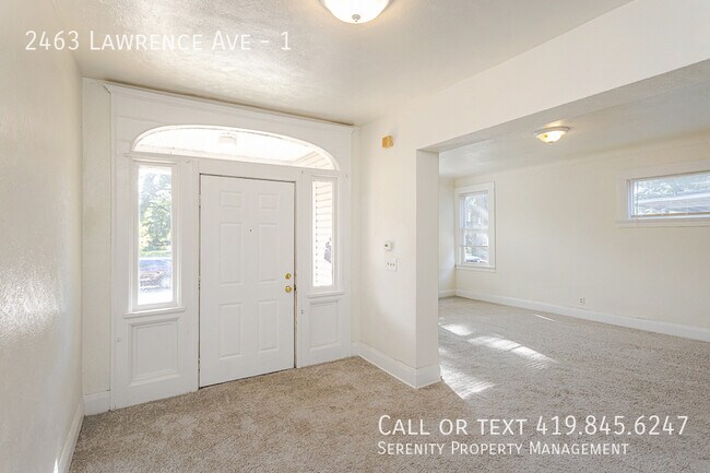 Building Photo - 2463 Lawrence Ave
