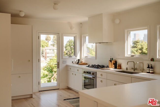 Building Photo - 1097 W Kensington Rd