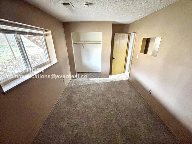 Building Photo - 4 Bed/2 Bath Home with Fenced Yard & Garage / Available Now!