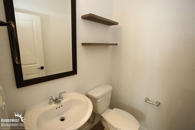 Building Photo - Bright & Stylish 3Bdm 2.5Ba Home in Henderson