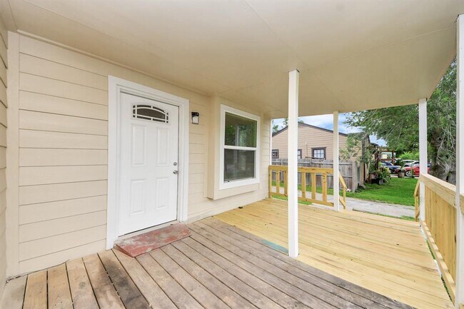 Building Photo - 608 Thomas Ave