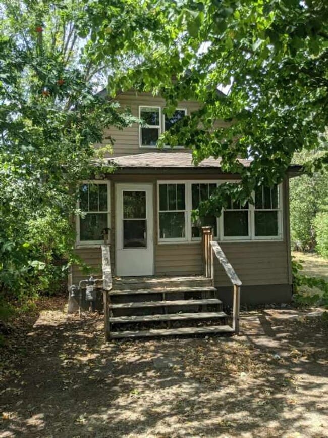 Building Photo - New Listing! 3+ bedroom/2bath Close to Everything!!