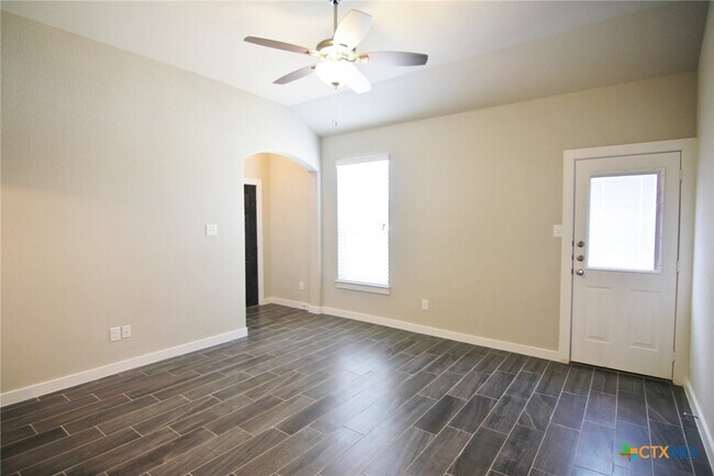 Building Photo - 502 Creekside Frst