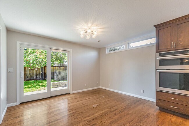 Building Photo - Remodeled 6-Bedroom House
