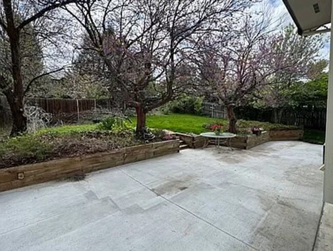 Building Photo - 4BR/4BA Updated Home with Finished Basement Suite & Landscaped Yard