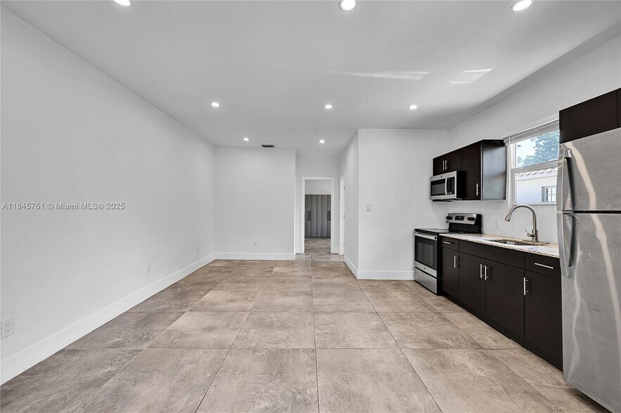 Building Photo - 21 NE 48th St