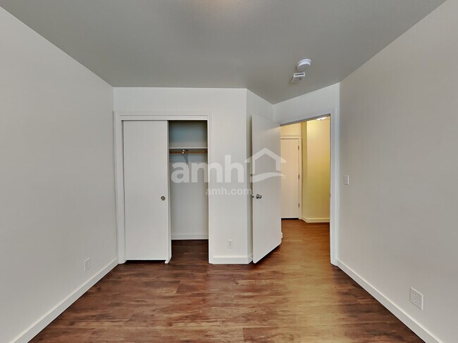 Building Photo - 2031 E Lochmeadow Ct