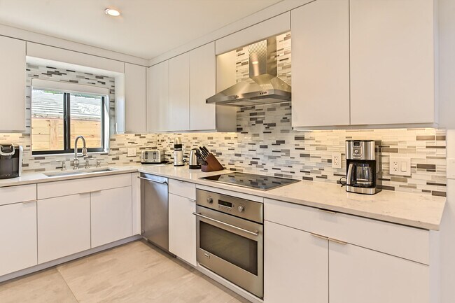 Building Photo - 1955 NE 4th St