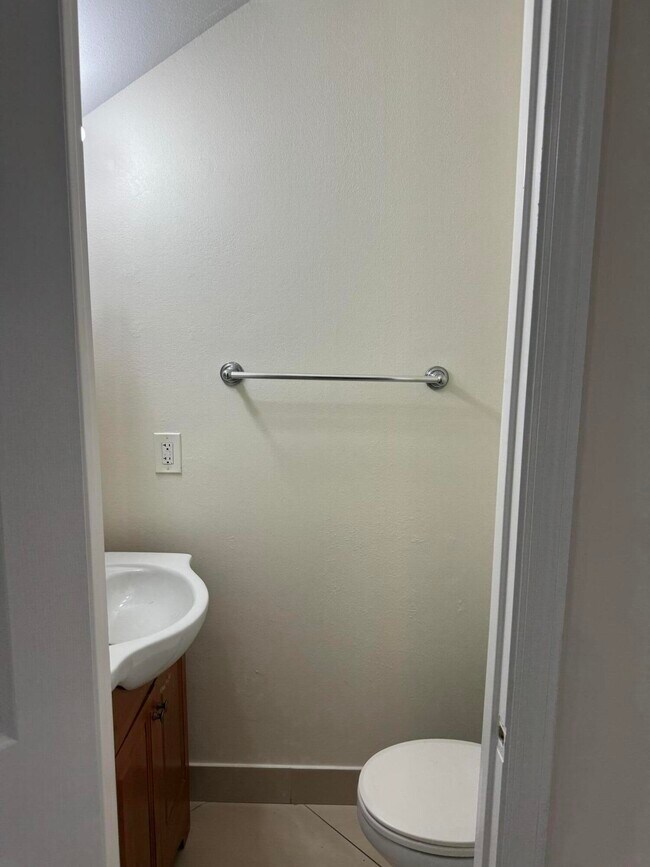 Building Photo - 881 Camellia Dr