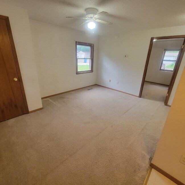 Building Photo - 1011 Lincoln St