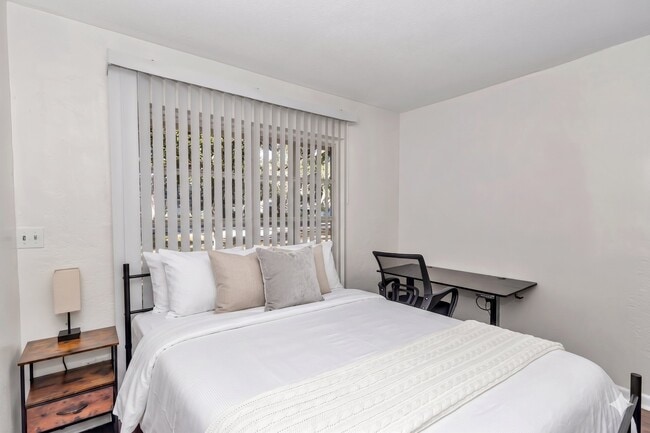 Building Photo - 1031 NE 39th Ct