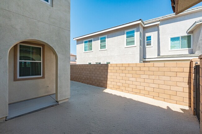 Building Photo - Turnkey Furnished 4BR Home in Palm Desert ...