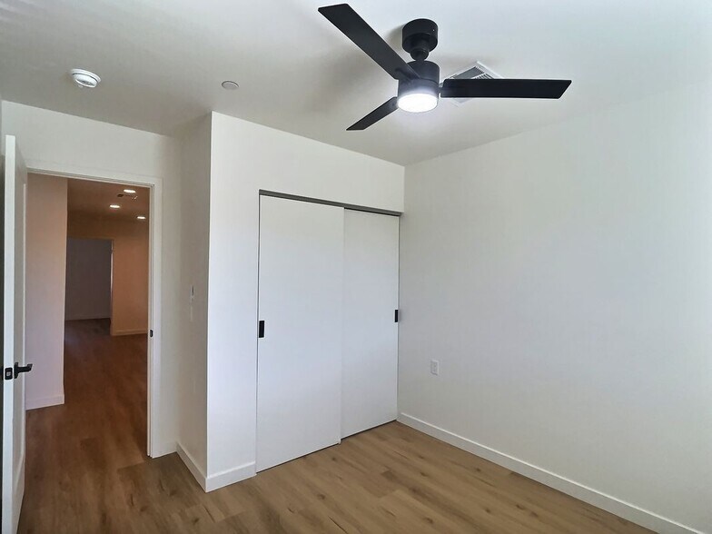 Building Photo - 2502 E Paradise Ln