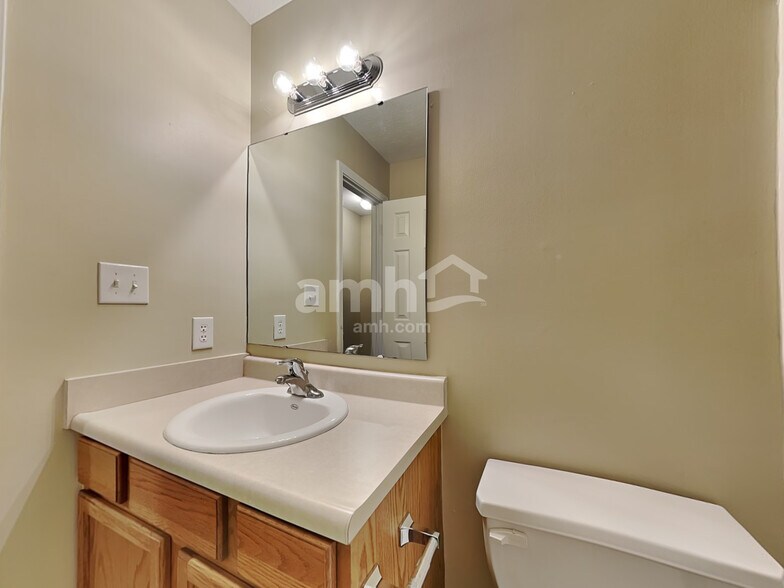 Building Photo - 10201 Stillwell Dr