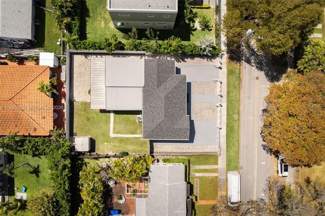 Building Photo - 3640 SW 13th St