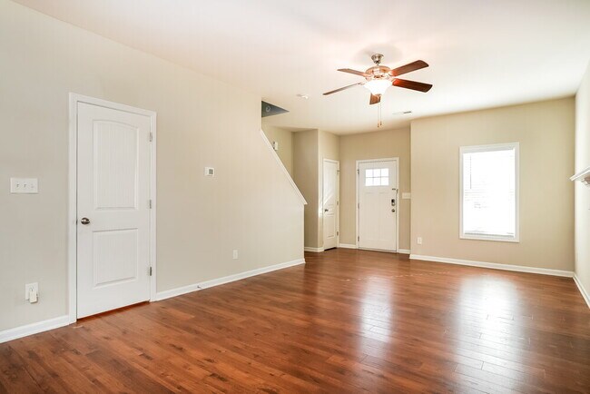 Building Photo - 229 Darecrest Ln