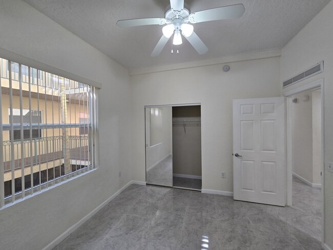 Building Photo - Beautiful 2 Bed 2 Bath Condo in West Palm ...