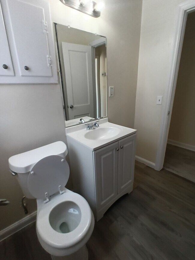 Building Photo - Freshened up ready for new tenants! Section 8 approved