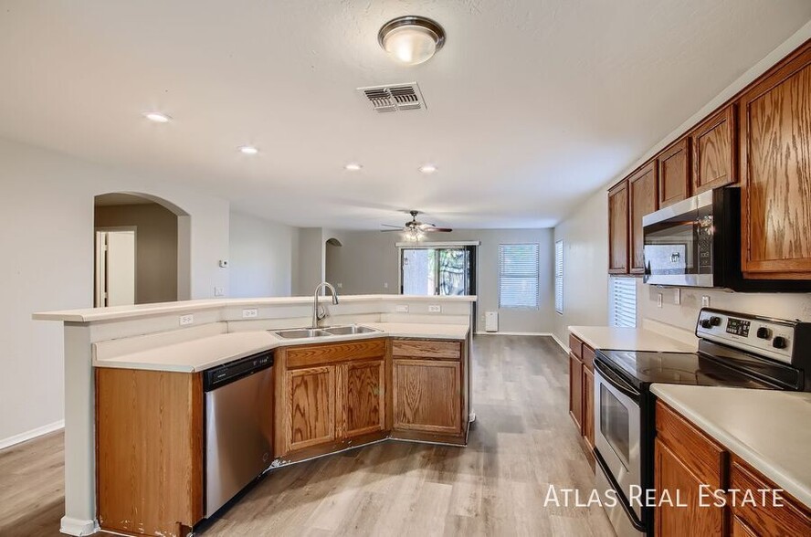 Building Photo - 1668 E Nardini St