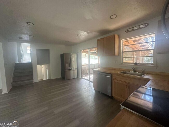 Building Photo - 1009 Pinecrest Dr