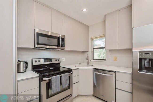 Building Photo - 4485 Carambola Cir N
