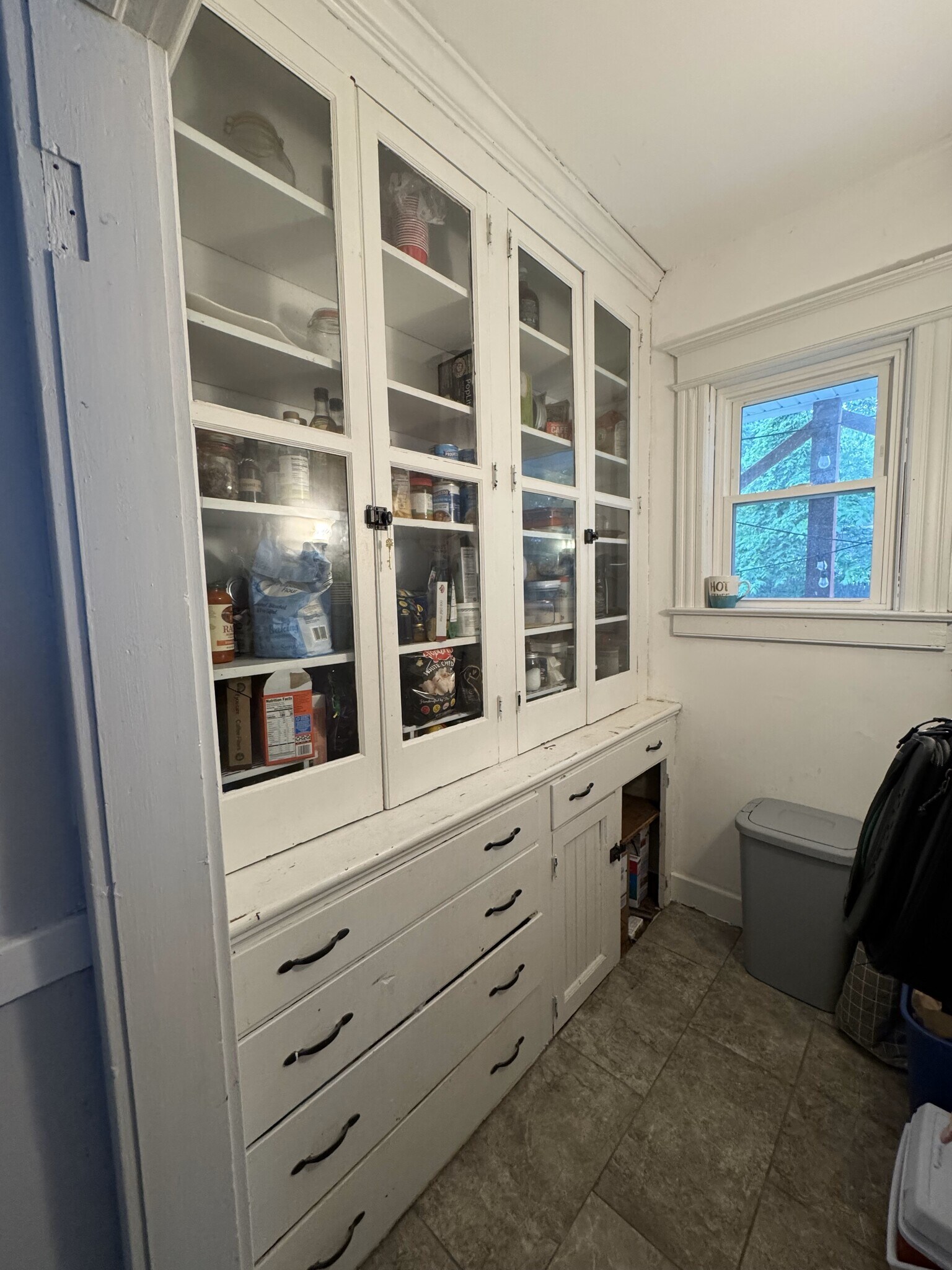 Butler's pantry - 32 Pawling Avenue