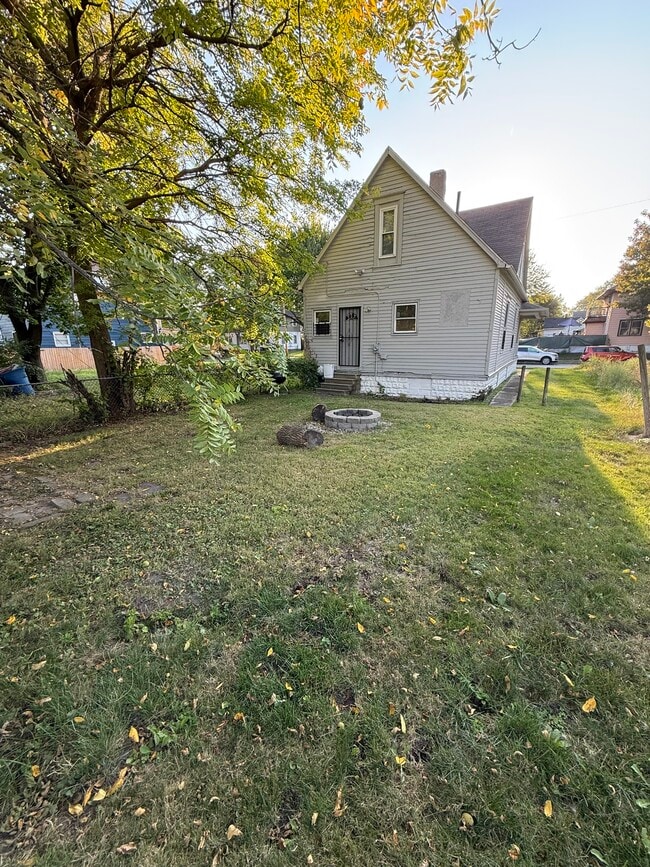 Building Photo - 659 Stebbins St